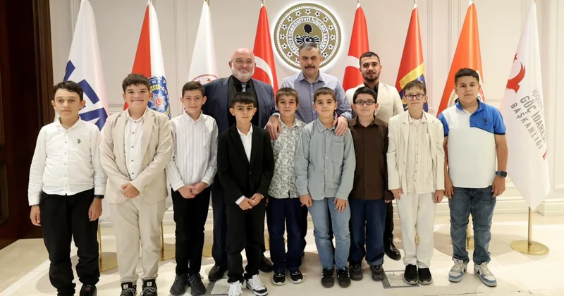 İçişleri Bakanı Çiftçi, kendisine çağrıda bulunan gençleri ağırladı