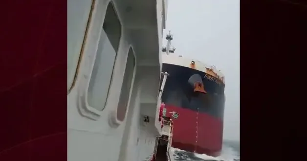 Singapur açıklarında kuru yük gemisi dev tanker Çin’e ait balıkçı gemisine çarptı