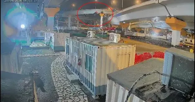 Mumbai de bariyerleri aşan BMW, metrelerce yüksekten aşağı çakıldı: 3 genç feci şekilde can verdi