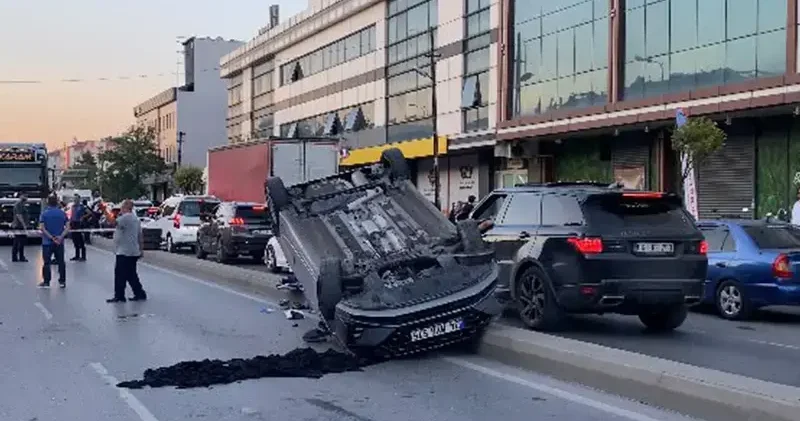Güngören’de sürücüsünün direksiyon hakimiyetini kaybettiği otomobil takla attı; kaza kamerada