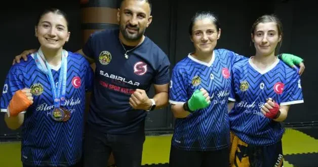 Anne ve iki kızı aynı ringde şampiyonluk için çalışıyor
