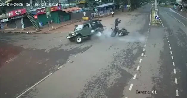 Hindistan da korkunç çarpışma: Motosikletli havaya fırladı, cip takla attı!