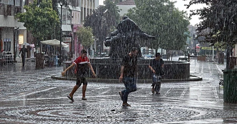 MGM, Marmara da yarın İstanbul dahil kuvvetli yağış uyarısı yaptı