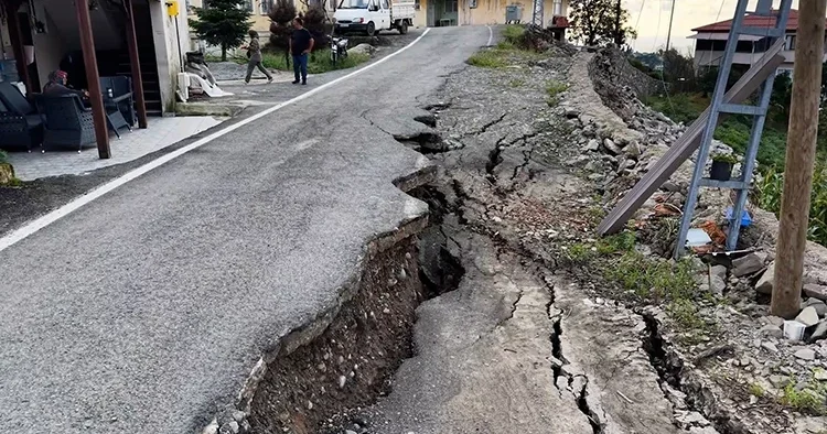 Rize de sel ve heyelan paniği: Yol ikiye ayrıldı, mahalle sakini korku dolu anlarını anlattı