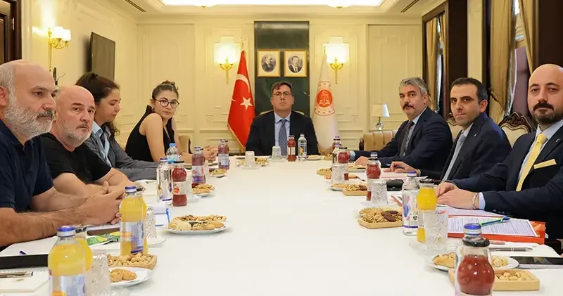 Adalet Bakan Yardımcısı Tuncay, depremde yakınlarını kaybedenlerle bir araya geldi