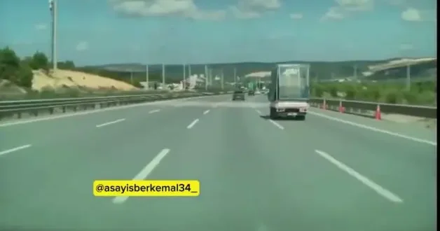 İstanbul da facianın eşiğinden dönüldü: Kamyonetin kasasından yola malzeme yağdı!