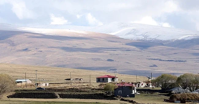 Kentte etkili olan sağanak yağış yerini kar yağışına bıraktı! Yüksek kesimler beyaza büründü