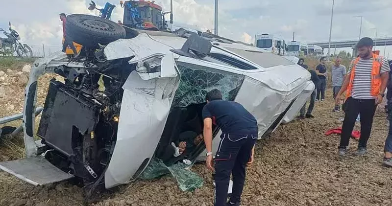 Hava yolu firmasının personelini taşıyan minibüs devrildi: 1 i ağır 5 yaralı