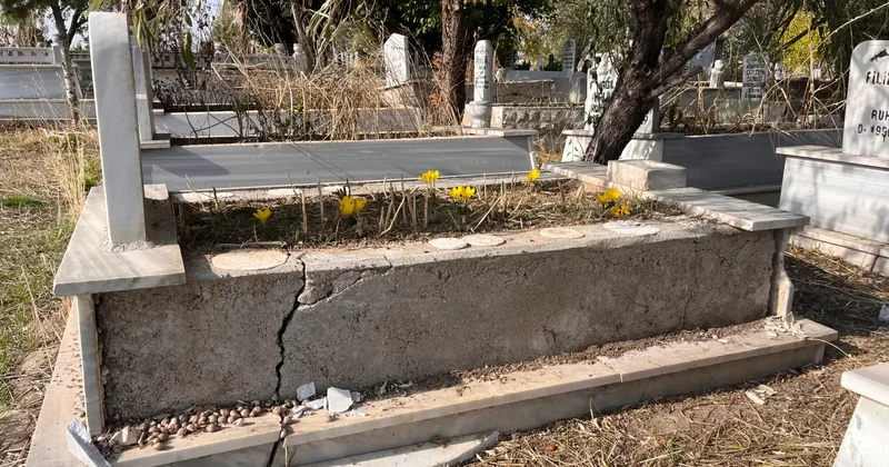 Mezarlıktan mermer çalıp, evinin bahçesine döşedi!