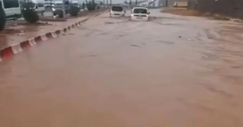 Gaziantep te yollar göle döndü, araçlar suya gömüldü