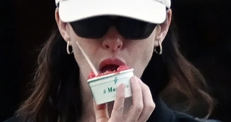 Anne Hathaway Şeytan Marka Giyer 2 filminin çekimine alışveriş ve dondurma arası verdi magazin haberleri