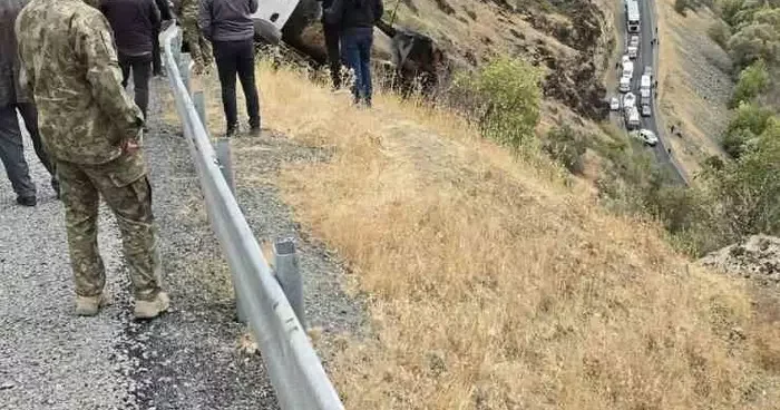 Şemdinli’de uçuruma düşen kamyonu askeri vinç kurtardı