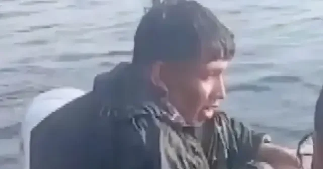 Kaçak yolla Yunanistan’a geçerken bottan düşen düzensiz göçmen 12 saat yüzerek hayatta kaldı VİDEO İZLE