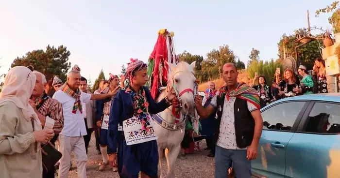 Bursa da geleneksel bir düğün gerçekleştirdiler: Profesörle doçent, Yörük kıyafetiyle köy düğünü yaptı
