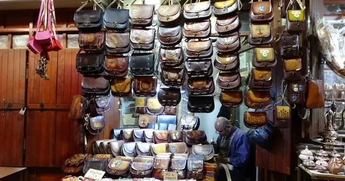 Gaziantep’te yaşlı usta, 66 yıldır çanta üretiyor