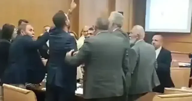 Mamak Belediye Meclisi’nde CHP’li üyeler birbirine girdi: Tansiyon bir anda yükseldi VİDEO İZLE
