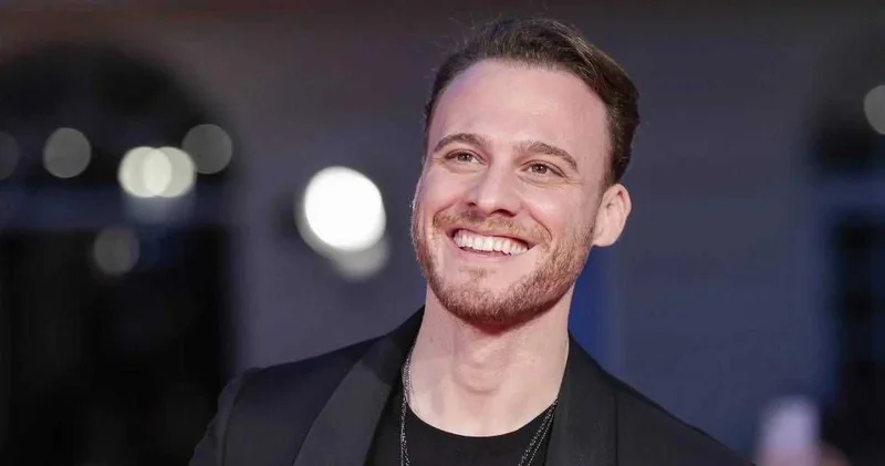 Kerem Bürsin gönlünü sosyal medya fenomenine kaptırdı