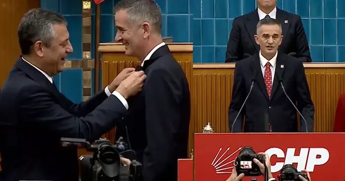 Son dakika Rozetini Özgür Özel taktı: Eski İYİ Partili Ümit Dikbayır CHP ye katıldı
