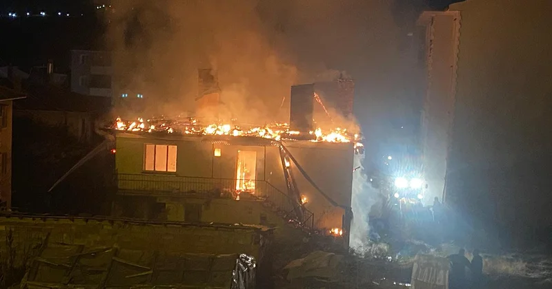 Çankırı da çıkan yangında 2 ev, 2 kömürlük ve hafif ticari araç zarar gördü