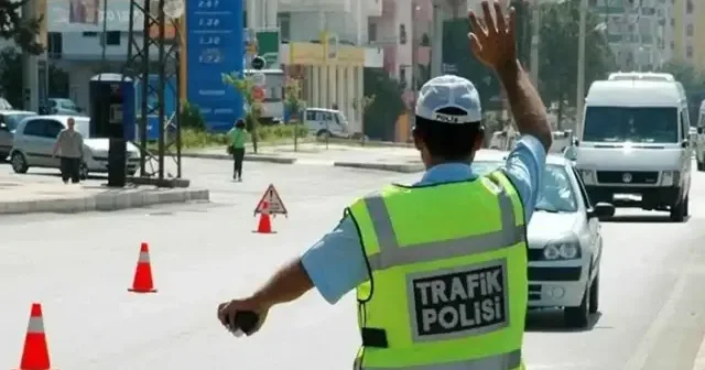 YENİ TRAFİK CEZALARI BELLİ OLDU: İşte 2026 yılında geçerli olacak ehliyetsiz araba kullanma, hız ihlali, kırmızı ışıkta geçme cezası, alkollü araba kullanma, drift makas atma gibi yeni trafik ihlalleri tutarları Son Dakika Haberleri