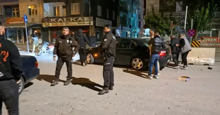 Tükürük yüzünden kavga çıktı! Alkollü şahsı yakınları bile sakinleştiremedi