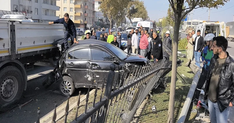 Ehliyetsiz sürücü, makas attığı otomobille kaza yaptı; 2 yaralı