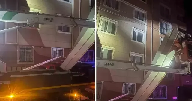 Bursa’da gece yarısı mahalleliyi ayağa kaldıran olay: Çatı katındaki paneller sokağa savruldu Bursa Haberleri