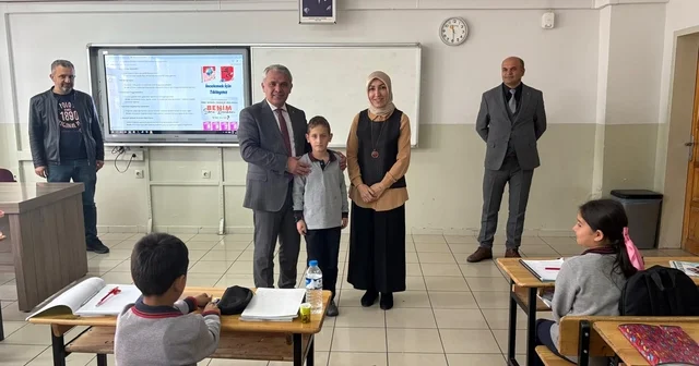 Erzurum da Heimlich manevrasıyla öğrencisini kurtaran öğretmene tebrik ziyareti Erzurum Haberleri