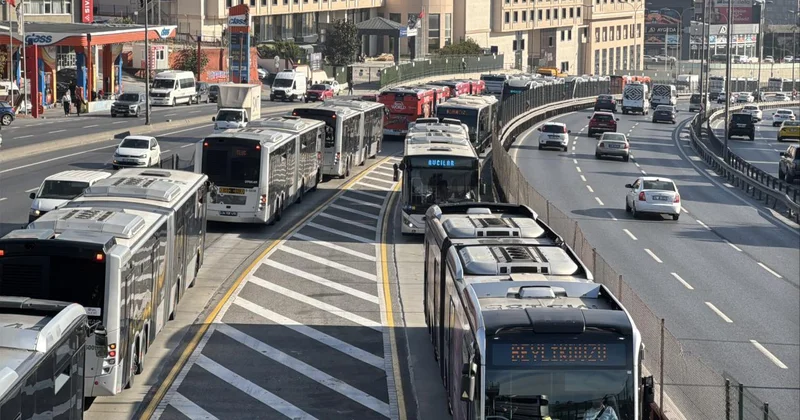 Küçükçekmece de 2 metrobüs çarpıştı