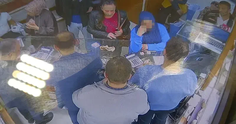 Müşteri gibi girdiği kuyumcudan 2 bileziği alıp kaçtı