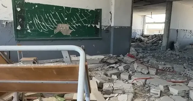 İsrail in okullarını yıktığı Lübnanlı öğrenciler konteyner sınıflarda ders görüyor VİDEO İZLE