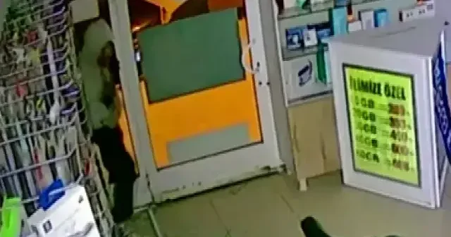 Elazığ da hırsızın telefoncunun camını kırıp soygun yaptığı anlar kameraya yansıdı VİDEO İZLE