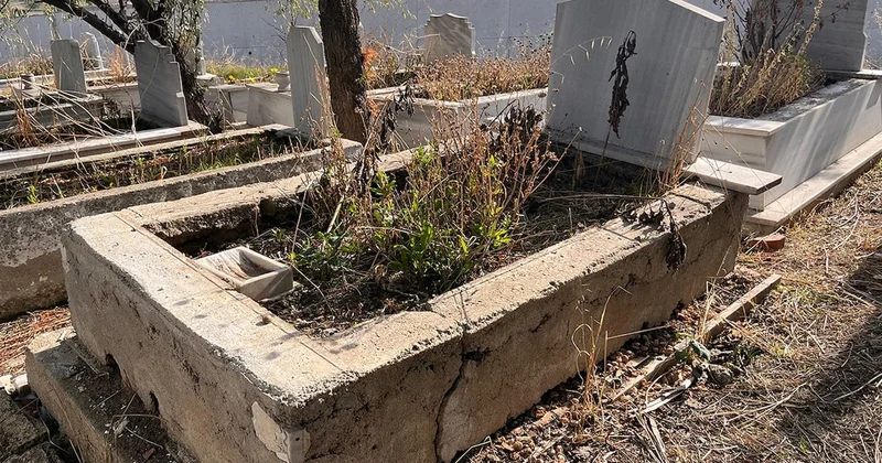 Ev bahçesinde kabir mermerleri bulundu... Mezarlıktan çaldığı mermerlerle ev yaptığı anlaşıldı Sözcü Gazetesi