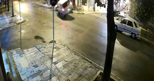 Devrilen hafif ticari araçtaki baba ile 8 aylık kızı kurtarıldığı anlar kamerada Isparta Haberleri