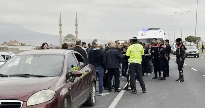 Aksaray da polis cenazesi sırasında konvoydaki araçlara sopa ve taşlarla saldırı: 4 yaralı