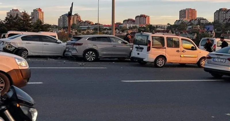 TEM Otoyolu nda zincirleme kaza: Esenyurt gişeleri sonrası trafik durma noktasına geldi