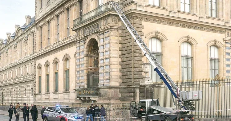 Louvre’da testereli soygun! Vitrinleri elektrikli testereyle kestiler