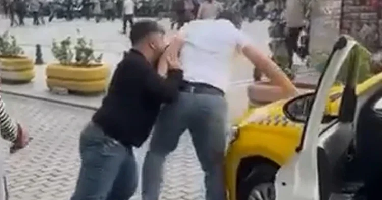 İstanbul’da taksicilerin yolcu kavgası: tekme ve yumruklar havada uçuştu
