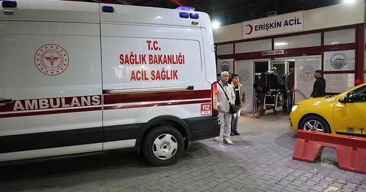 İzmir sahilinde laf atma kavgası: Kulağını ısırarak kopardı