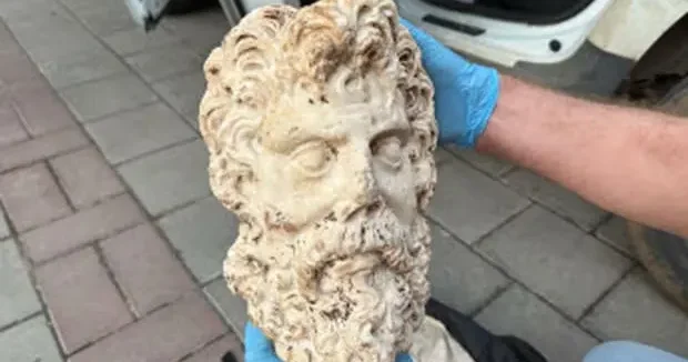 İzmir haberleri İzmir de 2 bin yıllık Zeus heykel başı ele geçirildi: 3 gözaltı 21 Ekim 2026