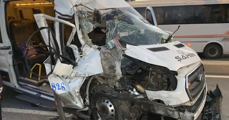 SON DAKİKA HABERİ: Servis minibüsü kamyona çarptı! Yaralılar var İstanbul kaza haberi Son dakika haberleri