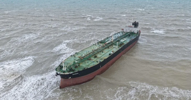 Sürüklenerek karaya oturan 238 metre uzunluğundaki tanker kurtarıldı