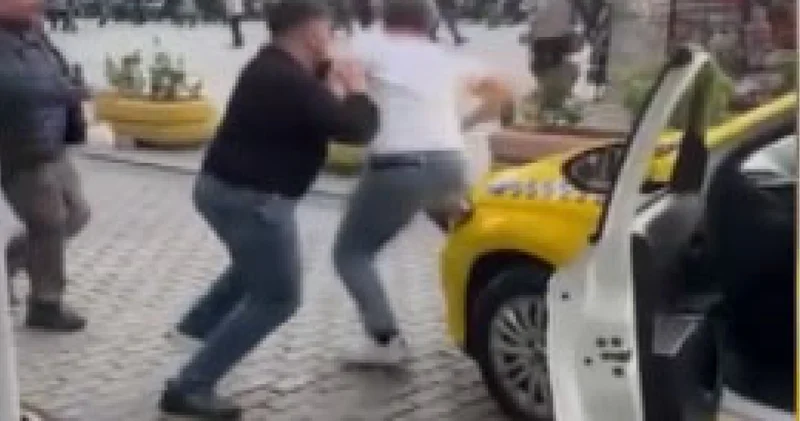 SON DAKİKA HABERİ: Taksiciler yolu ringe çevirdi Taksici kavgası kamerada Son dakika haberleri