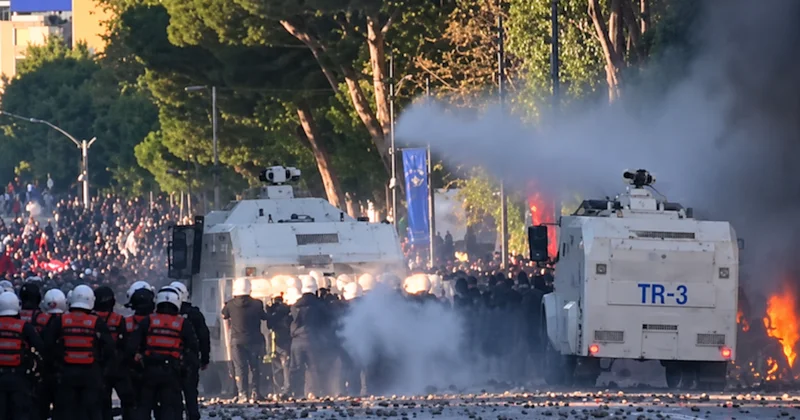 Türkiye den Arnavutluk a uçakla yollanan TOMA lar halka su sıktı Sözcü Gazetesi