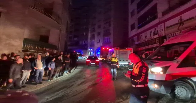 Zonguldak ta 2 katlı bina çöktü; enkazda kalan 2 kişiden 1 i sağ, diğerinin cansız bedeni çıkarıldı (2) Yeniden Zonguldak Haberleri Habertürk Yerel Haberler