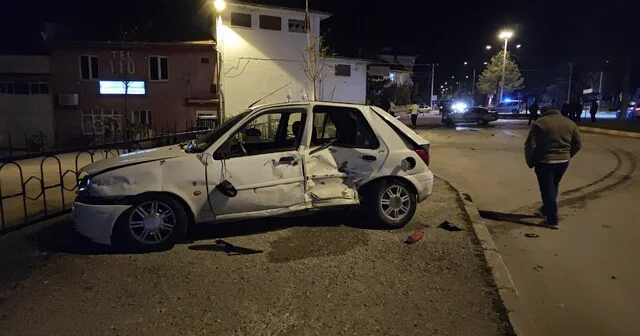 Isparta da otomobiller kavşakta çarpıştı: 3 yaralı Kaza anı güvenlik kamerasına yansıdı Isparta Haberleri Habertürk Yerel Haberler