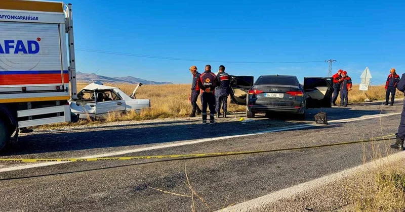 Afyonkarahisar da iki otomobil kafa kafaya çarpıştı: 4 ölü