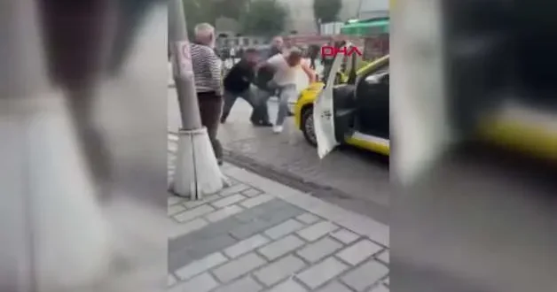 Fatih te taksicilerin yumruklu yolcu alma kavgası kamerada