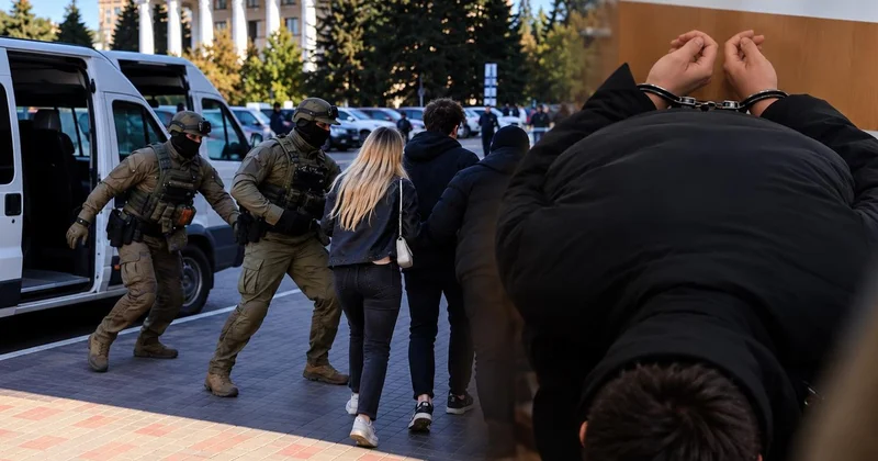 Sevgilisiyle yolda yürürken istihbaratçılar kıskıvrak yakaladı