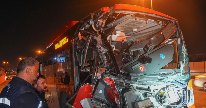 24 yaralı! Otobüs üst geçide çarptı